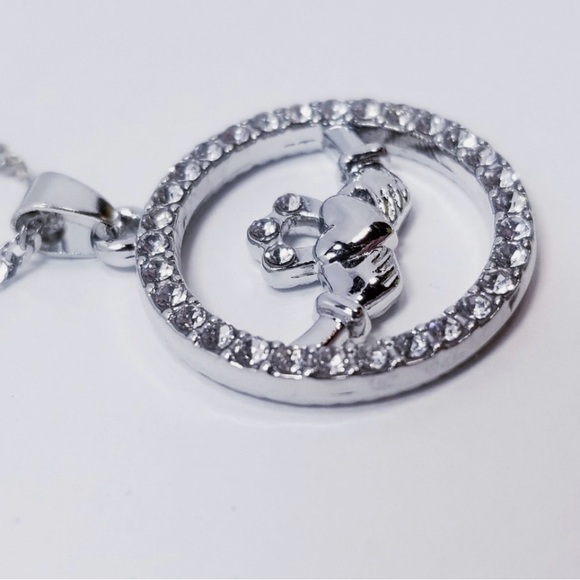 NWT Glencara Silver Stone Claddagh Circle Pendant Necklace! - Picture 3 of 8